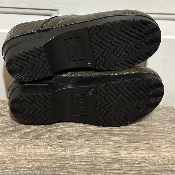 SANITA Women's Professional Work Clog Shoe Snakeskin Print Green US 7 EU 37 NWOT - Picture 5 of 6